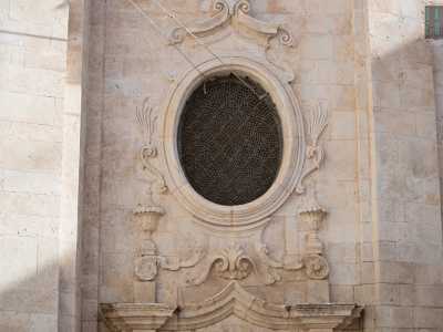 Mentre le due porte laterali all�ingresso principale sono sormontate da due finestre ovali impreziosite da fregi e decori a coppe